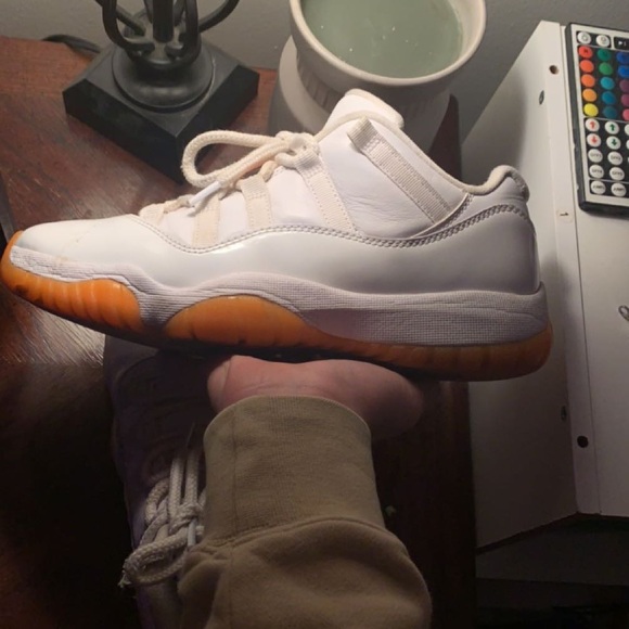 Women’s Jordan 11 Citrus - Picture 3 of 7